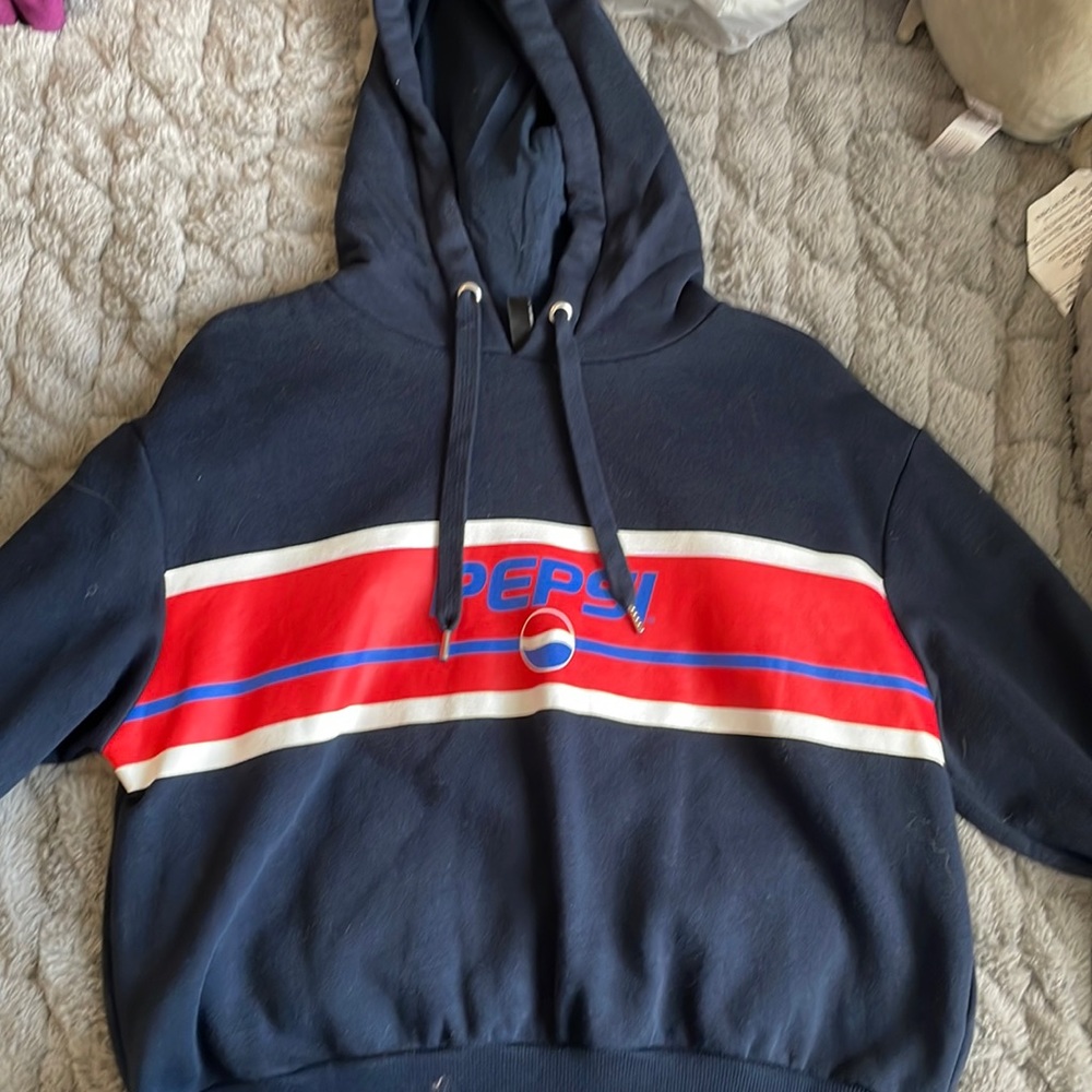 cropped “pepsi” print hoodie in navy blue along with a red white and blue logo